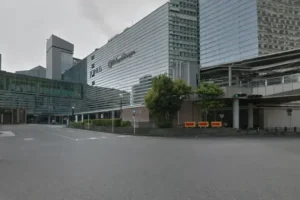 横浜駅エリアのカラオケ徹底比較｜8チェーン18店の料金を条件別に自動計算＋機種・立地・口コミ傾向を横並び検証【2026年9月】