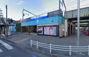 高田馬場駅エリアのカラオケ徹底比較｜学割・会員の料金を条件別に自動計算＋機種・立地（早稲田口／さかえ通り）を横並び検証【2026年9月】